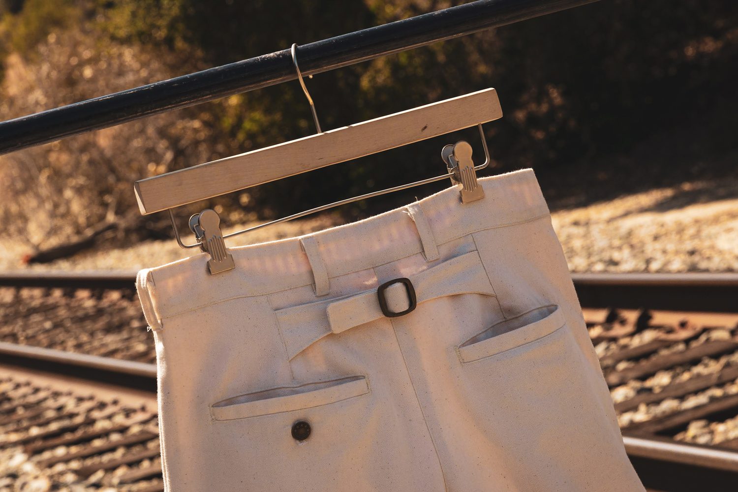 The single-buckle cinch at the back waist.